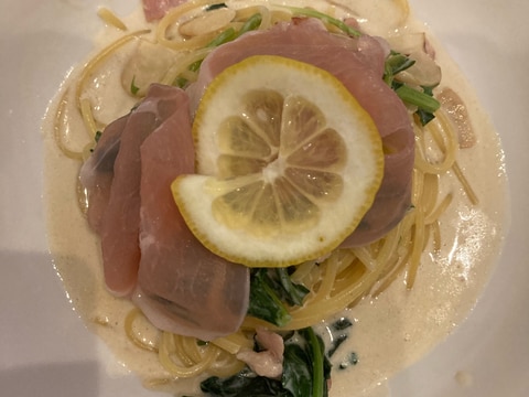 レモン香る生ハムとほうれん草のクリームパスタ